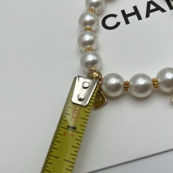 Chanel Beauty Gift White Pearl Bracelet Stretchable 2 Charms NWOT - Picture 7 of 11